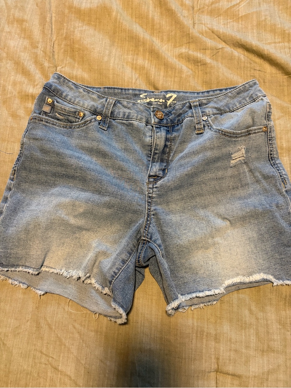 Seven7 Women's Light Wash Frayed Hem Denim Shorts
